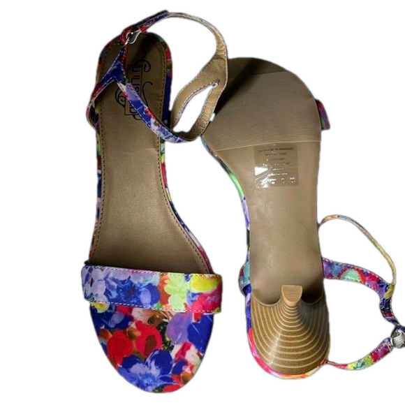 NWOT unlisted floral sandals - Picture 2 of 5